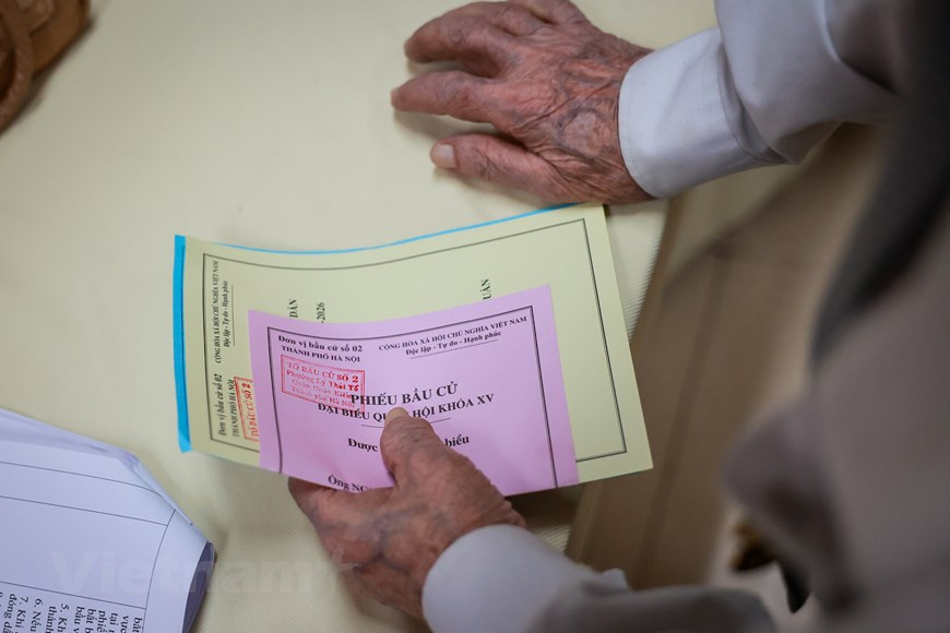 Pour garantir l’égalité, chaque citoyen est inscrit sur une seule liste des électeurs de la localité où il réside et sur la liste des candidats d’une seule circonscription électiorale. Chaque électeur a droit à une seule voix pour élire les députés de l’Assemblée nationale et une seule pour élire les membres des conseils populaires à chaque niveau. La valeur du vote de tous les électeurs est la même. Selon le principe du bulletin secret, la confidentialité est garantie aux électeurs. Les électeurs rédigent leur bulletin de vote dans une zone séparée, personnes ne peut le voir, même les membres de l’équipe électorale. Personne ne peut regarder ou interférer sur la rédaction du bulletin de vote de l’électeur. Les électeurs doivent voter en personne. Photo: Vietnamplus