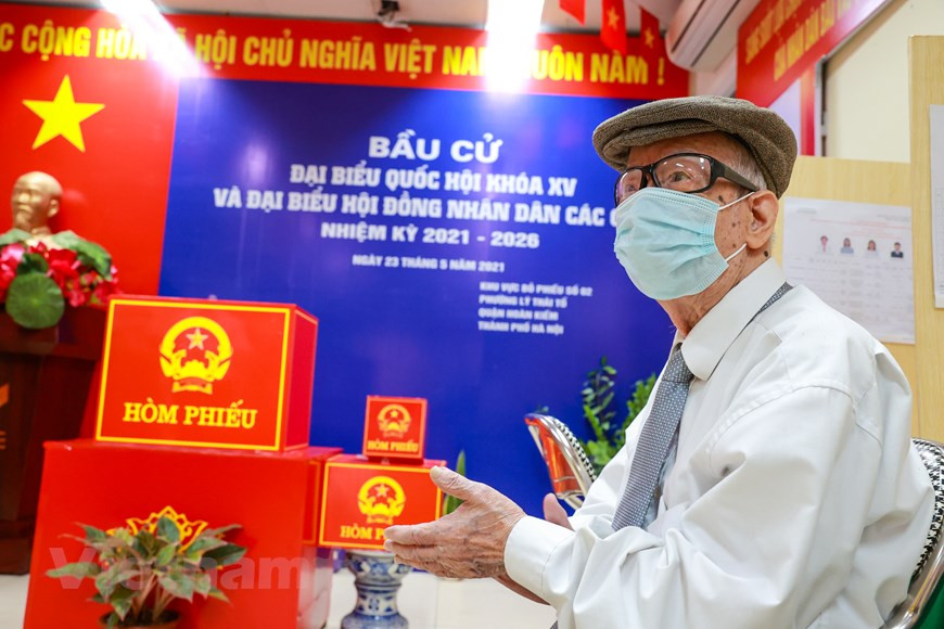 Pham Van Ca est l’un des premiers électeurs à voter à Hanoï. Selon le rapport du Comité central du Front de la Patrie du Vietnam sur la présentation des candidats à la 15e législature de l’Assemblée nationale et aux Conseils populaires à tous niveaux pour la période 2021-2026, le nombre total des candidats s’élèvent à 868, dont 203 candidats représentant les agences et organisations du ressort central. Le pays compte 77 candidats "auto-désignés" de 24 villes et provinces. Les femmes représentent plus de 45% du nombre total, les membres des minorités ethniques, environ 12%, et les personnes non membres du Parti, 8,5%. Le candidat le plus âgé a 77 ans et le plus jeune, 24 ans. Photo: Vietnamplus