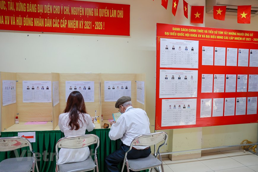 Selon le principe du vote direct, les électeurs ne peuvent pas demander à d’autres de voter pour eux ou de voter par correspondance. Ils doivent voter en personne ou la personne qui écrit en leur nom (si nécessaire) doit garantir la confidentialité. Les électeurs handicapés et incapables de voter en personne peuvent demander à un autre de voter pour eux. Si un électeur est malade, âgé ou handicapé et incapable d’aller aux urnes, l’équipe électorale apportera une urne supplémentaire et un bulletin de vote à son lieu de résidence ou de traitement médical. Si un électeur est en détention provisoire ou envoyé en rééducation obligatoire ou en désintoxication obligatoire, où il n’y a pas de bureau de vote, l’équipe électorale y apportera une urne supplémentaire et des bulletins de vote. Photo: Vietnamplus