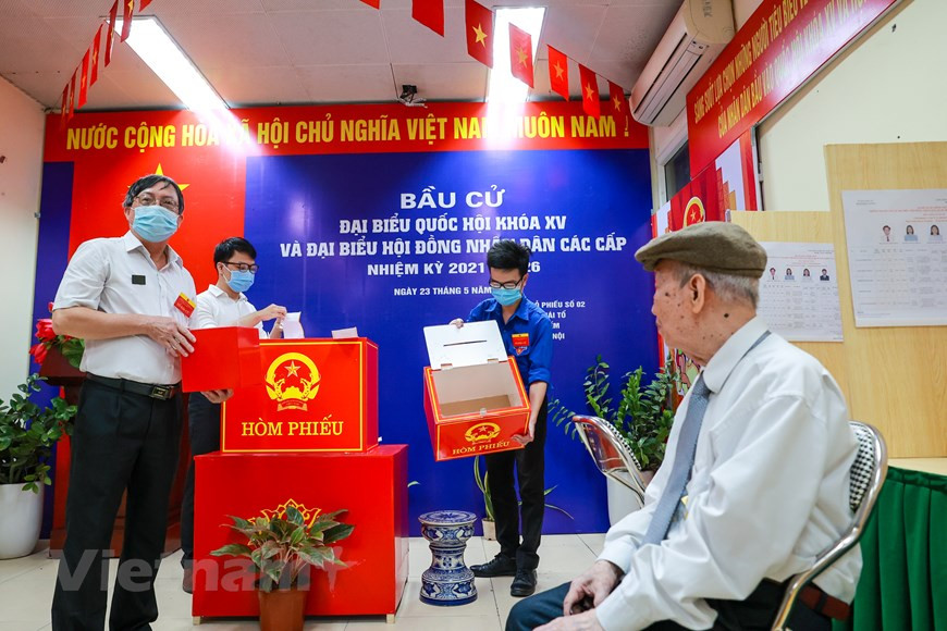 Avant le vote, l'équipe électorale doit vérifier l'urne en présence d’électeurs pour s'assurer de la publicité, de l'objectivité et de la mise en œuvre du principe de l'inspection populaire. C'est aussi un moyen pour les électeurs de surveiller directement l'élection. Le système électoral vietnamien est basé sur les principes de l’égalité, du suffrage universel direct, du bulletin secret et de la proportionnalité, principes largement appliqués dans le monde démocratique et progressiste. Les électeurs élisent directement leurs représentants, depuis les conseils populaires à l’Assemblée nationale. Le principe de la proportionnalité assure une représentativité adéquate des minorités aux organes élus, que ce soit en termes de population ou en termes d’appartenance ethnique. Photo: Vietnamplus