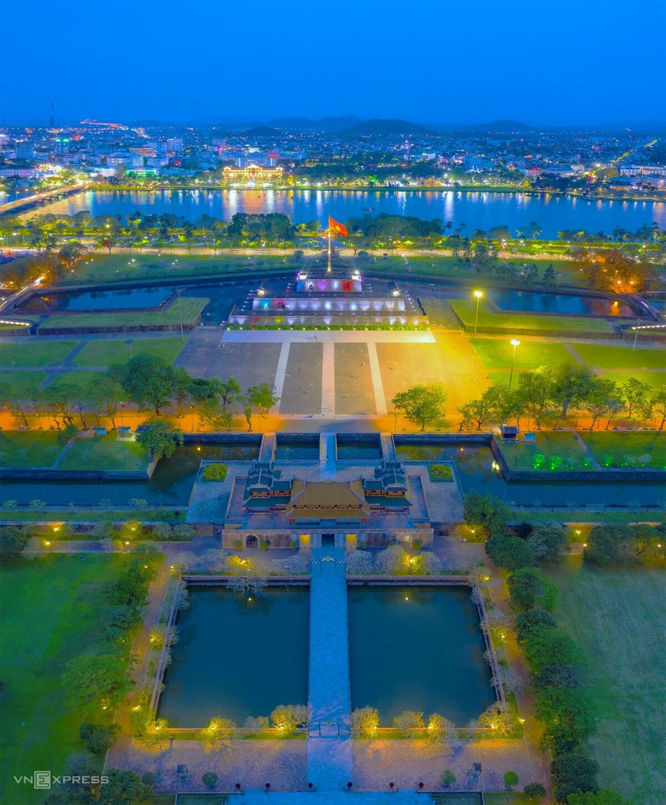 La province de Thua Thien - Hue possède des paysages naturels diversifiés tels que la rivière des Parfums, la montagne Ngu Binh, la colline de Vong Canh, des lagunes et des sites historiques notamment le cité impérial de Hue. Photo: VNA