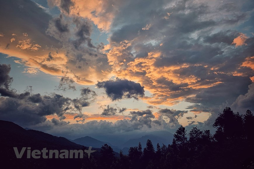 Le coucher de soleil sur des montagnes du Nord-Ouest est toujours un spectacle inoubliable pour les visiteurs. Photo: VNA