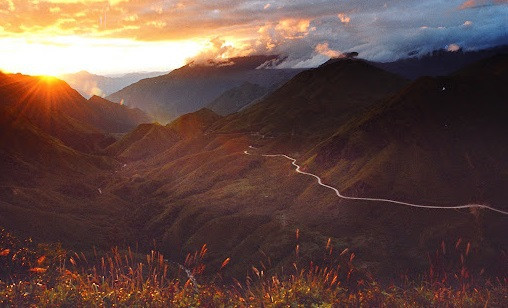 Le coucher de soleil sur une route en montagne. Photo: VNA