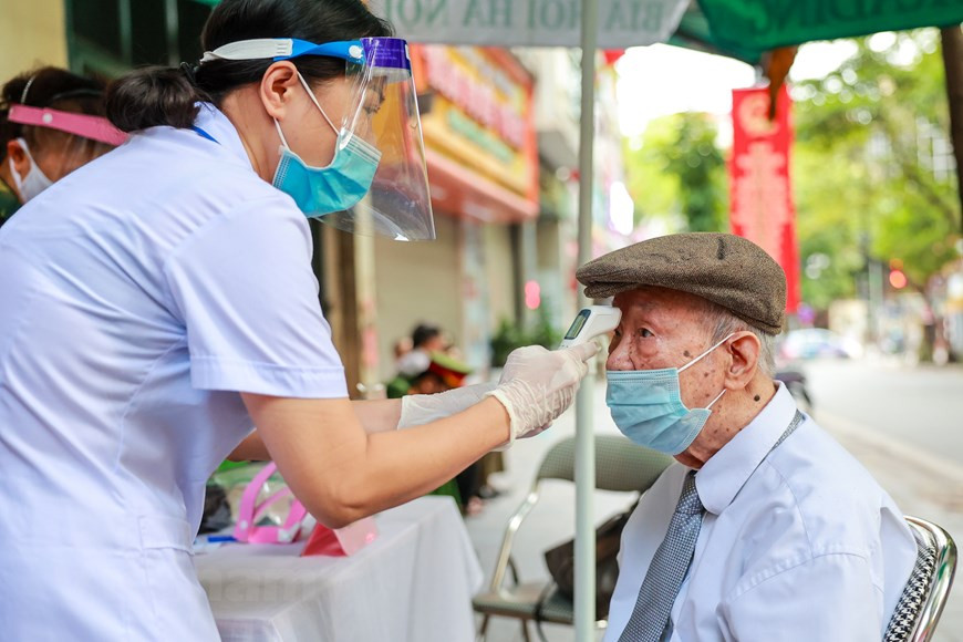 Cette année, face aux évolutions complexes de l'épidémie de Covid-19, les unités électorales suivent strictement les réglementations du ministère de la Santé pour garantir que les électeurs puissent voter en toute sécurité. La 4e vague épidémique a commencé le 27 avril, à moins d'un mois des élections législatives. Pendant ce temps, le Conseil électoral national a publié de nombreux documents de directives pour s'assurer que le travail électoral n'était pas interrompu lorsque l'épidémie deviendrait compliquée. Les comités électoraux locaux ont également pris des mesures préventives drastiques afin de garantir que tous les électeurs puissent exercer leur droit de maître et leur obligation sacrés pour élire les députés de la 15e Assemblée nationale et les membres des Conseils populaires de tous niveaux pour le mandat 2021-2026. Photo: Vietnamplus