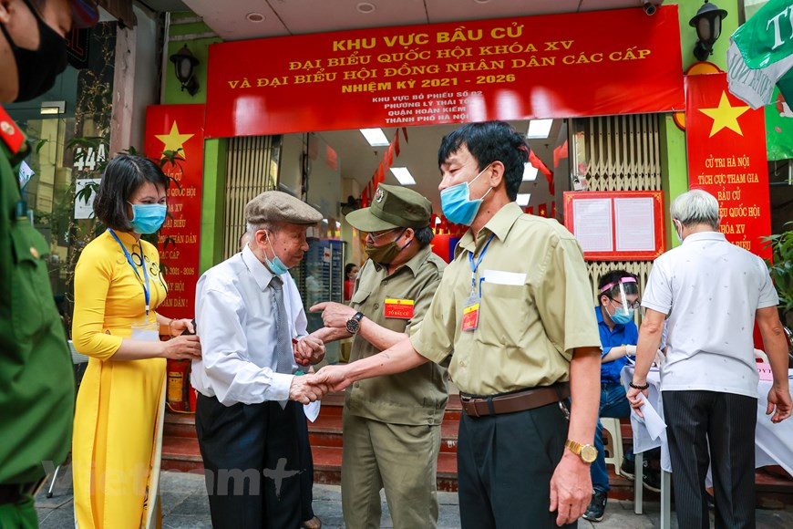 Avant 1946, le peuple vietnamien ne disposait ni de Constitution ni d’élections. La Révolution d’Août 1945, menée par le Parti communiste du Vietnam avec à sa tête le Président Hô Chi Minh, lui a apporté des droits qu’il n’avait jamais eus. L’Assemblée nationale de la République démocratique du Vietnam, fondée suite à la Révolution d’Août 1945, a adopté sa première Constitution le 9 novembre 1946. «Sont électeurs les Vietnamiennes et les Vietnamiens âgés de 18 ans révolus, exceptés celles et ceux qui sont dans l’incapacité mentale ou ont été privés de leurs droits publics. Peuvent être candidats les électrices et électeurs âgés de 21 ans révolus sachant lire et écrire en langue nationale. Les citoyens servant dans l’armée disposent aussi du droit d’être électeurs et candidats», est-il stipulé dans l’article 18 de ladite Constitution. Photo: Vietnamplus