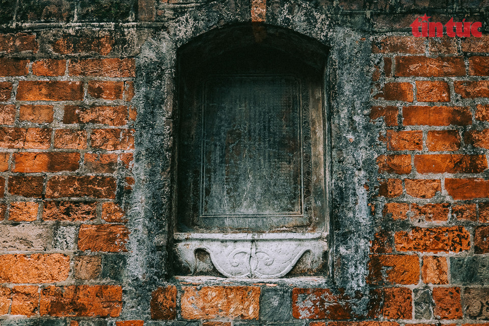 On y trouve une stèle datant de la dynastie des Nguyen, 19ème siècle, qui stipule que la garde devait être stricte sans pour autant déranger la vie de la population. Photo: VNA