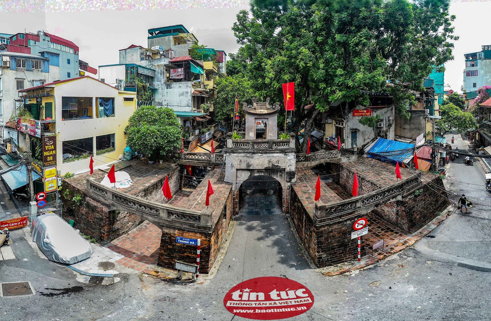 Selon les annales, sous le règne du roi Le Hien Tong (1740-1786), Thang Long, la capitale, comptait à la période féodale16 portes carrées qui faisaient l’objet d’une haute surveillance. Au début du 20ème siècle, il n'en restait plus que 5 : ô Cau Giay, ô Cau Den, ô Cho Dua, ô Dong Mac et ô Quan Chuong, ô signifiant « carré », en français. Aujourd’hui, seule ô Quan Chuong a survécu en tant que « porte carrée », dans le propre sens du terme. Photo: VNA