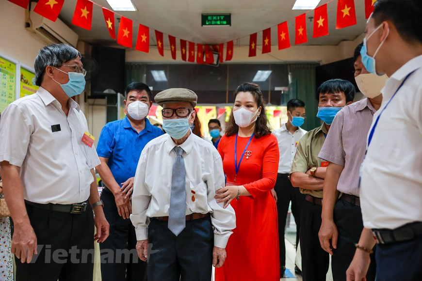 Malgré l’évolution du Covid-19, 63 comités électoraux provinciaux, 682 comités électoraux de niveau de district et 10.134 comités électoraux communaux ont été mis en place. Les localités dans l’ensemble du pays ont constitué 84.767 équipes électorales. Selon les données, le nombre total d’électeurs dans tout le pays est de 69.198.594 personnes. Quelque 15 localités ont été autorisées par le Conseil électoral national pour des élections anticipées dans les zones en difficulté : Hai Phong, Cân Tho, Cà Mau, Quang Binh, Khanh Hoa, Quang Nam, Ba Ria-Vung Tàu, Binh Dinh, Dak Lak, Dak Nông, Kon Tum, Hâu Giang, Kiên Giang, Nghê An et Bac Liêu. Photo: Vietnamplus