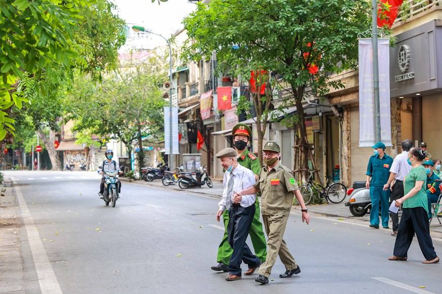 Ces dispositions ont été conservées dans les trois Constitutions suivantes adoptées respectivement en 1959, 1980 et 1992. L’actuelle Constitution, adoptée en 2013, indique dans son article 27 que «Les citoyennes et les citoyens âgés de 18 ans révolus ont le droit de vote et à partir de 21 ans révolus, ont le droit de se porter candidats à l’Assemblée nationale et aux conseils populaires. La pratique de ces droits est régie par la loi». Au regard de la loi vietnamienne, le droit de vote est à la fois un droit et un devoir fondamental du citoyen. Tous les appels au boycott des élections sont donc contraires à la loi, aux droits et aux devoirs du citoyen. Photo: Vietnamplus