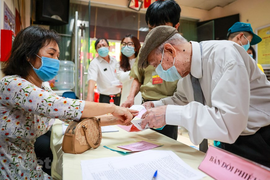 Aux termes de l’article 7 de la Constitution de 2013 et de l’article 7 de la Loi sur les élections des députés de l’Assemblée nationale et des membres des conseils populaires, les élections des députés de la 15e législature de l’Assemblée nationale et des membres des Conseils populaires de tous niveaux pour 2021-2026 se déroulent selon quatre principes : le suffrage universel, l’égalité, le vote direct et le bulletin secret. Selon le principe du suffrage universel, les citoyens vietnamiens âgés de 18 ans révolus, sans distinction de sexe, d’origine ethnique, de religion, de niveau d’éducation et de profession, ont le droit de vote et ceux de 21 ans révolus ont le droit de se présenter aux élections des députés de l’Assemblée nationale et des membres des Conseils populaires. Photo: Vietnamplus