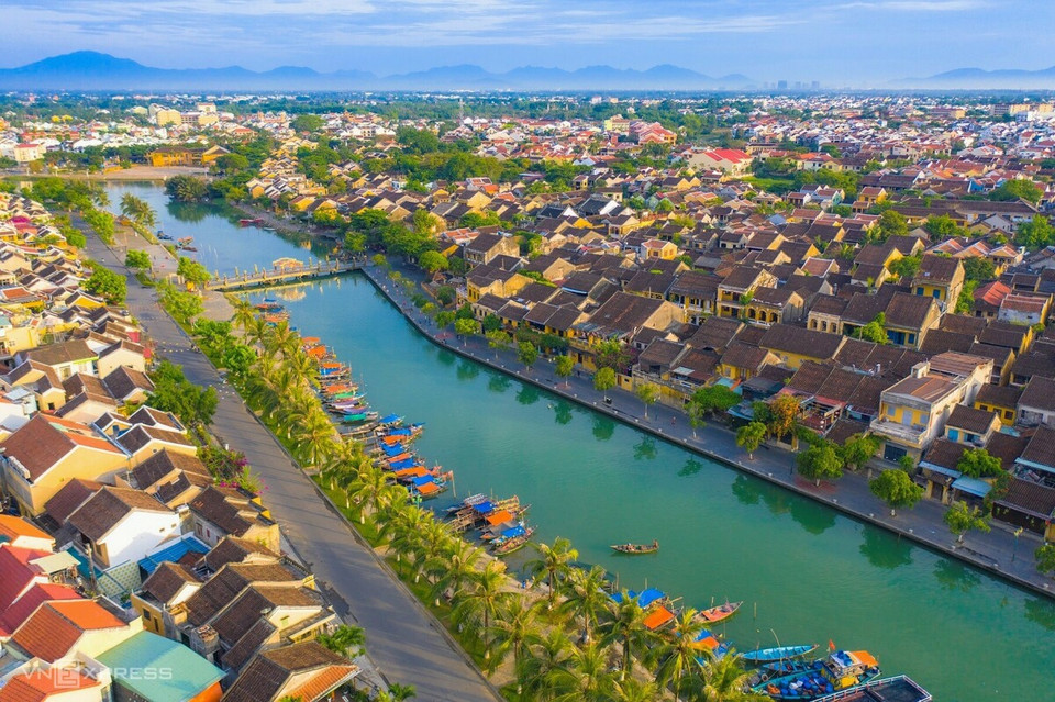 L'ancienne ville de Hoi An, dans la province de Quang Nam, montre une beauté contemplative à travers une vue aérienne, avec ses toits de tuiles moussus et le pont An Hoi enjambant la rivière Hoai .Photo: VNA