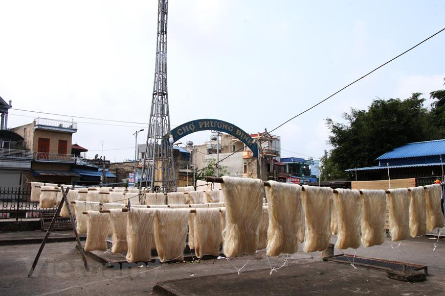 La première impression au village de Cô Chât, c’est que vous voyez partout de longs fils jaunes d'or, enroulés autour de bâtons de bambou, sèchent au soleil. Situé dans la province de Nam Dinh, à une centaine de kilomètres au sud d'Hanoï, Cô Chât est considéré comme le berceau de la soie de qualité de la localité. Datant de plusieurs centaines d’années, le métier a su se faire une réputation dans le pays. La fabrication de la soie était à l’origine au service de la production des filets de poissons. Au fil du temps, c’est une demande croissante de la consommation de la soie qui fera que le village de Cô Chât renoncera au tissage de filets à pêche pour se concentrer essentiellement à la soie. Photo: Vietnamplus