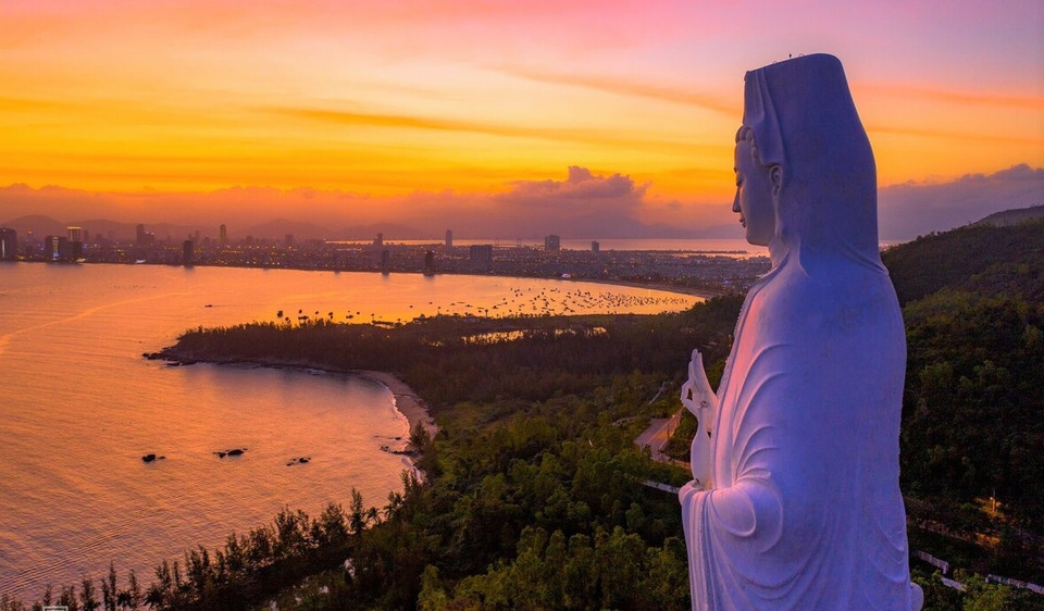 Coucher du soleil à la péninsule de Son Tra, au niveau de la statue Quan Yin de la pagode Linh Ung - Bai But, à environ 10 km du centre-ville de Da Nang. Photo: VNA