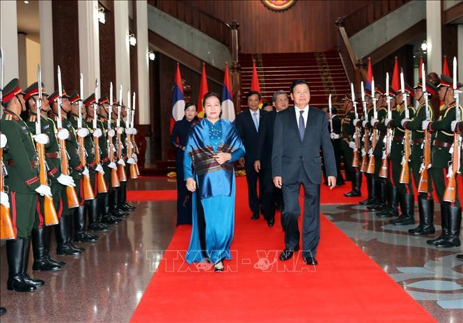 La présidente de l'Assemblée nationale du Vietnam, Nguyên Thi Kim Ngân et le Premier ministre laotien Thongloun Sisoulith. Photo: VNA