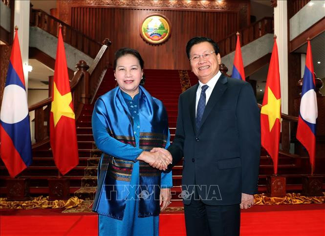 La présidente de l'Assemblée nationale du Vietnam, Nguyên Thi Kim Ngân et le Premier ministre laotien Thongloun Sisoulith. Photo: VNA