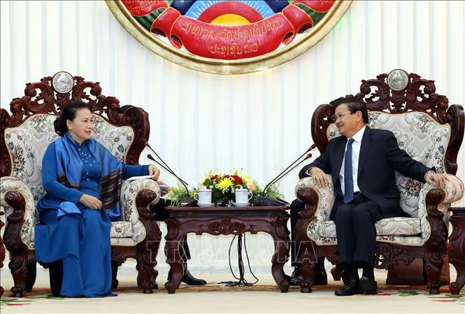 La présidente de l’Assemblée nationale, Nguyên Thi Kim Ngân, rencontre le Premier ministre laotien, Thongloun Sisoulith. Photo: VNA 