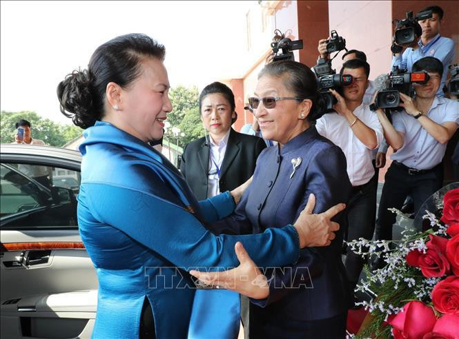 La présidente de l'Assemblée nationale du Laos, Pany Yathotou, accueille à Vientiane sa homologue vietnamienne, Nguyên Thi Kim Ngân. Photo: VNA