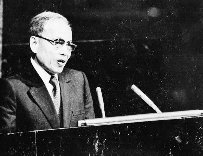 Le ministre des Affaires étrangères Nguyên Duy Trinh prononce un discours lors de la 32ème session de l'Assemblée générale de l'ONU à New York le 20 septembre 1977. La session a adopté une résolution visant à reconnaître le Vietnam comme membre de l'ONU. Photo: VNA