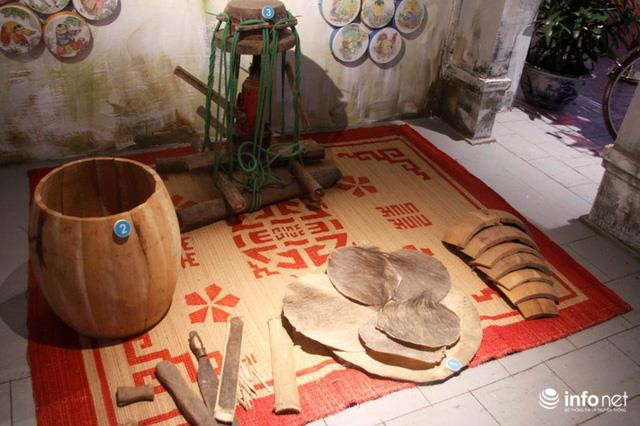 Diverses activités ont été organisées à cette occasion que sont danse du lion et des tambours, fabrication de gâteaux de lune, peinture de masques en papier mâché, fabrication de cerfs-volants, modelage des tò he (figurines en pâte de riz colorée), le jeu de balançoire et de glisse... Les enfants ont appris à fabriquer des jeux folkloriques avec des artisans. Photo: http://fr.dangcongsan.vn