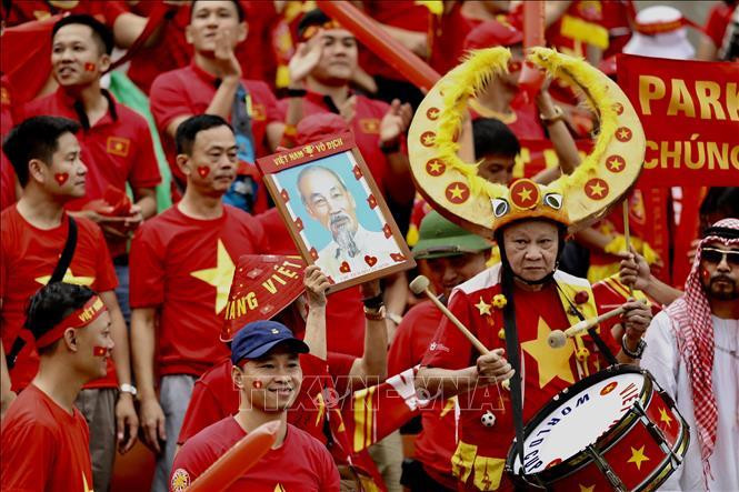 Des fans vietnamiens au stade de Thammasa. Photo: VNA