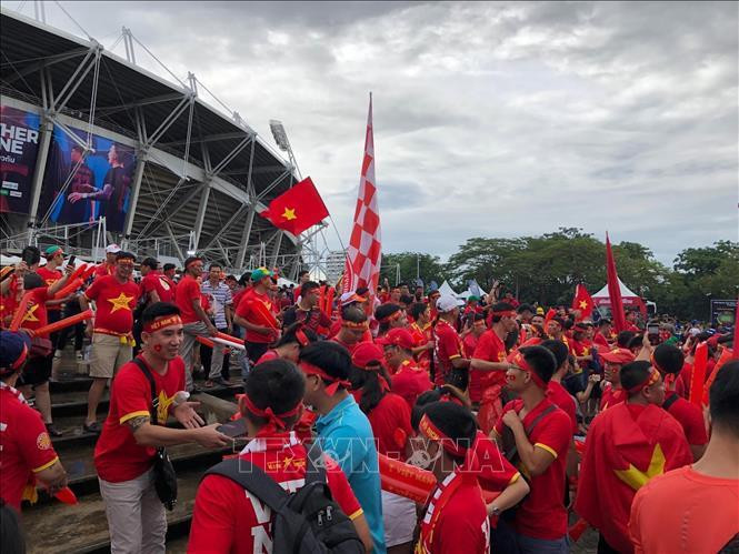 Des fans vietnamiens affluent vers le stade de Thammasa. Photo: VNA