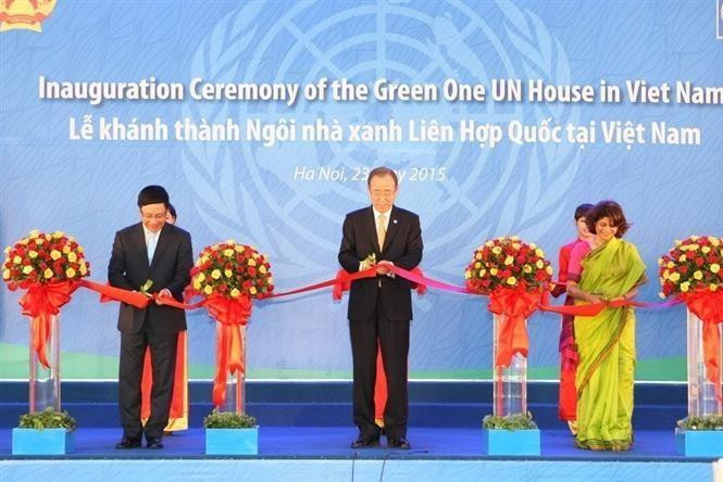 Le secrétaire général de l'ONU, Ban Ki-moon (au centre), le vice-Premier ministre et ministre des Affaires étrangères, Pham Binh Minh, ont coupé le 23 mai 2015 à Hanoi le ruban pour inaugurer la Maison verte de l'ONU au Vietnam. Photo: VNA
