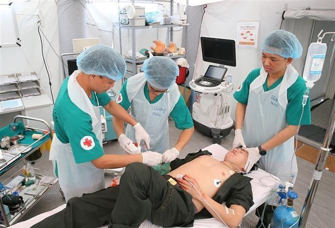 Exercice de premiers secours pour les victimes à l'hôpital militaire de campagne de niveau 2 N°2. Photo: VNA