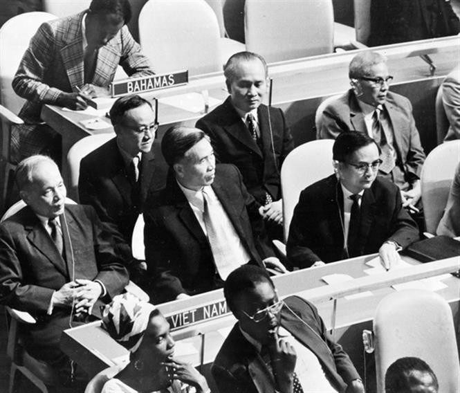Une délégation vietnamienne conduite par le ministre des AE Nguyên Duy Trinh, assiste à la 32e session de l'Assemblée générale de l'ONU à New York, le 20 septembre 1977. Photo: VNA