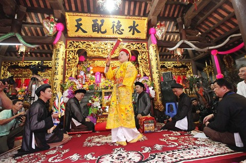 Le chant châu van​ - médiumnité - est toujours un grand moment dans les rituels du hâu dông.