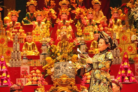  Le médium est l’intermédiaire entre le monde des esprits et le monde réel. 