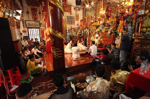 Le culte des Déesses-Mères inclut, entre autres, le rituel hâu dông dans lequel sera présenté le chant châu van. Le rite hâu dông et le chant châu van sont souvent réalisés dans les temples où les saints sont vénérés. 