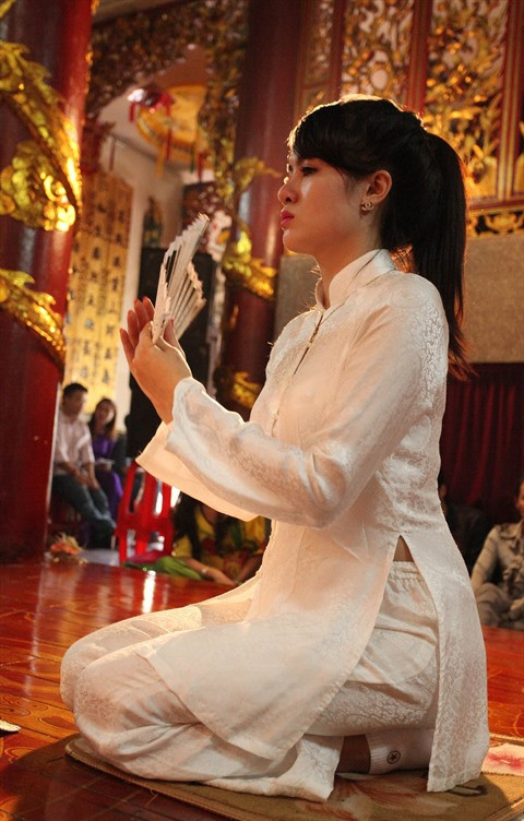 L’assistante d'un médium dans le rituel hâu dông.