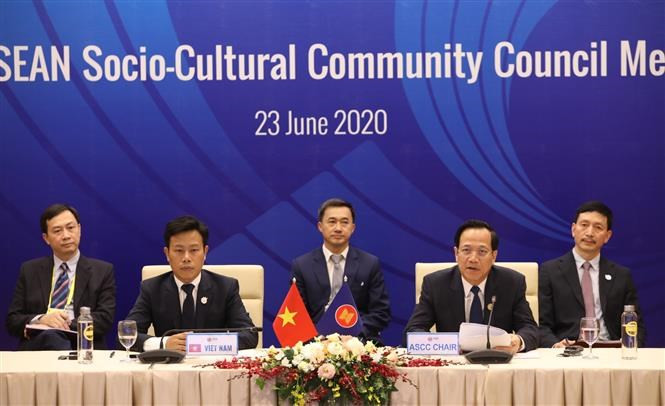 Le ministre vietnamien du Travail, des Invalides et des Affaires sociales, Dao Ngoc Dung, préside la conférence. Photo: VNA