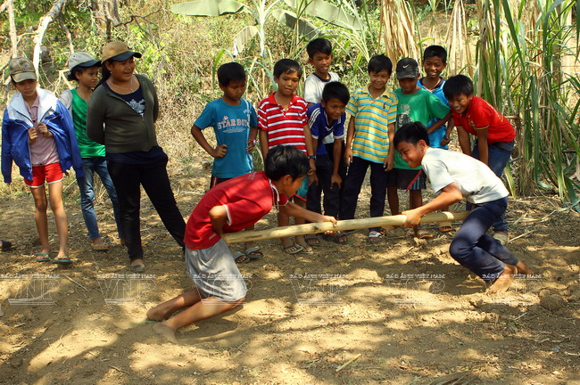 Des jeux folkloriques au hameau de Ban Dôn.