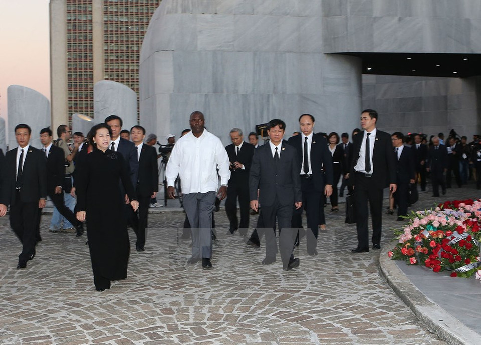 La présidente de l’Assemblée nationale du Vietnam, Nguyên Thi Kim Ngân, à la tête d’une délégation du Parti communiste du Vietnam et de l’Etat vietnamien, s’est rendue à Cuba pour assister aux obsèques du leader cubain, décédé à l’âge de 90 ans le 25 novembre dans la capitale cubaine.