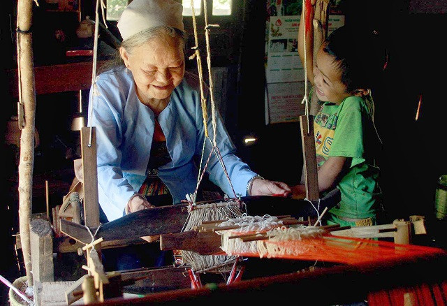  Le métier traditionnel, de Quach Van Phi. 