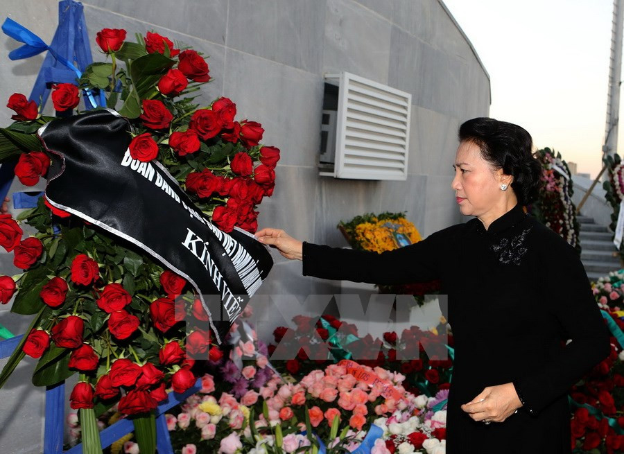 La présidente de l’Assemblée nationale, Nguyên Thi Kim Ngân dépose une gerbe de fleurs ​en hommage au leader cubain Fidel Castro, au mémorial Jose Marti sur la Place de la Révolution, une vaste esplanade où le père de la Révolution cubaine a prononcé nombre de ses mémorables discours.