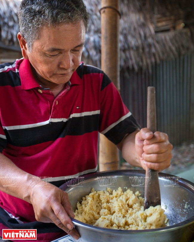 Le haricot mungo, la banane, l’œuf salé composent la farce du "Banh tet".