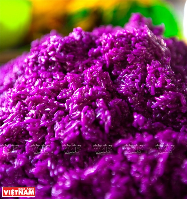 L’originalité du "Banh tet lá cẩm" réside dans l’utilisation de riz gluant et de feuilles de cẩm (Peristrophe roxburghiana).