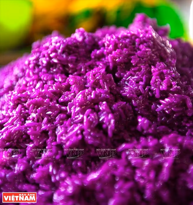 L’originalité du "Banh tet lá cẩm" réside dans l’utilisation de riz gluant et de feuilles de cẩm (Peristrophe roxburghiana).