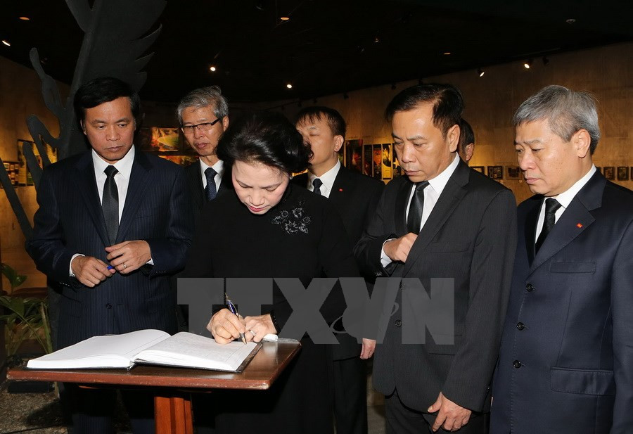 Nguyên Thi Kim Ngân signe le registre de condoléances du leader cubain Fidel Castro. 