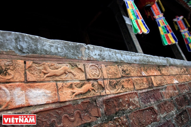 Des briques aux bas-reliefs représentant des animaux sacrés.