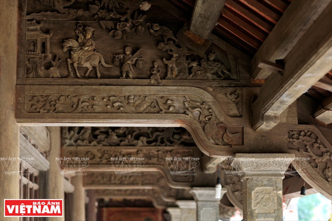 Des gravures sophistiquées dans un couloir de la pagode.