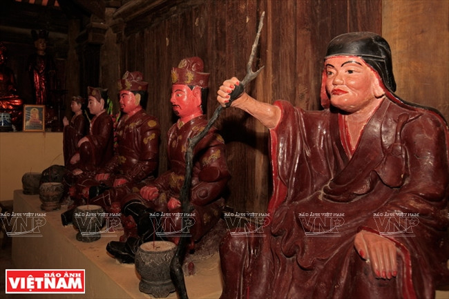 La pagode préserve de nombreuses statues anciennes.