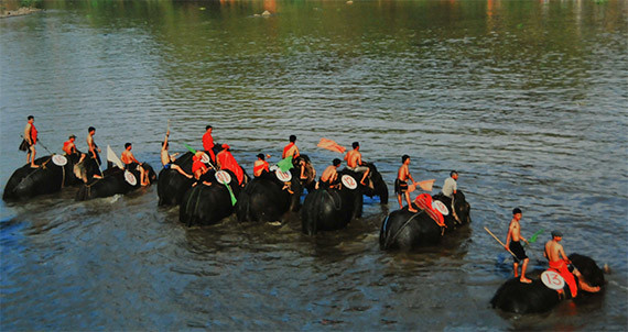 ''V​uot s​ong'' (Traversant la rivière) de Nguyen Xuan Loc.