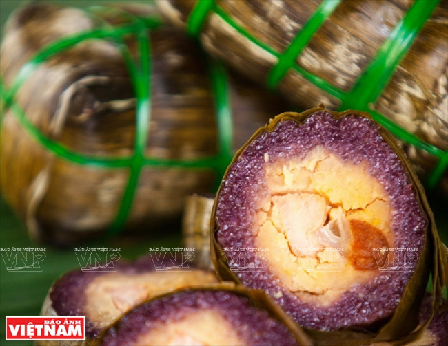 Le violet du riz gluant, la viande de porc, le jaune de l’œuf salé, le gras de porc, le haricot mungo, toute la farce du "Banh tet" dégage une odeur alléchante. 