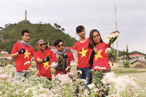 Les jeunes apprécient de se photographier dans les champs.