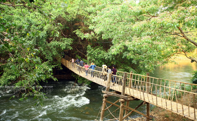 Ce pont suspendu est une belle attraction touristique.