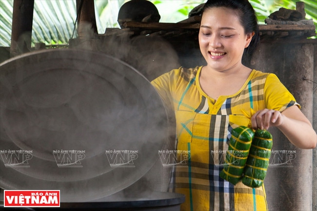 Le "Banh tet lá cẩm" doit être cuit au feu de bois durant 4 à 5 heures. 