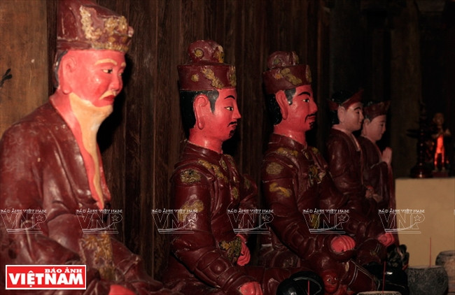 Statues dans la salle de culte.